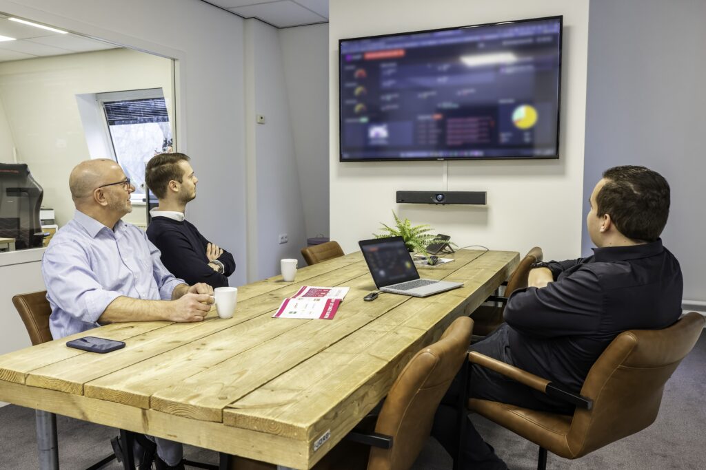 Illustratie van NIS2-compliance in 2026 met focus op cyberveiligheid en samenwerking tussen bedrijven