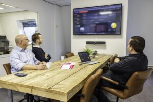 Illustratie van NIS2-compliance in 2026 met focus op cyberveiligheid en samenwerking tussen bedrijven